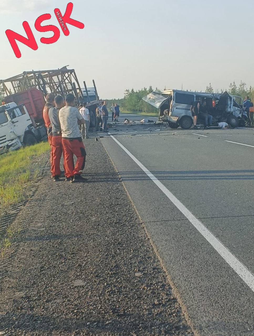 На трассе Сургут-Салехард, в 10 километрах от Карамовского поста в сторону Муравленко, произошло серьезное ДТП. По предварительным данным есть погибшие. Подробности происшествия уточняются. Движение на трассе временно ограничено. UPD. В Госавтоинспекции подтвердили, что в результате ДТП погибли пять человек. Фото: телеграм-канал «NSK» Новости Ямала Поддержать нас бустом