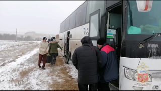 Автобус с нелегальными мигрантами сломался на трассе Оренбург-Казань  В Шарлыкском районе на трассе Оренбург-Казань сломался автобус, следовавший по маршруту Москва-Ташкент. В нем ехали 55 иностранных граждан. Однако позже выяснилось, что 10 человек в транспорте находилось незаконно.    На место выехали полицейские, после к ним прибыл глава района Дмитрий Волков. Он же и распорядился доставить пассажиров в ближайшее село Ратчино и временно разместить их в местном Доме культуры.   К слову, водитель автобуса получил штраф, так как нарушил правила перевозки пассажиров. Сидячих мест было 51, а по факту ехало 55 человек.