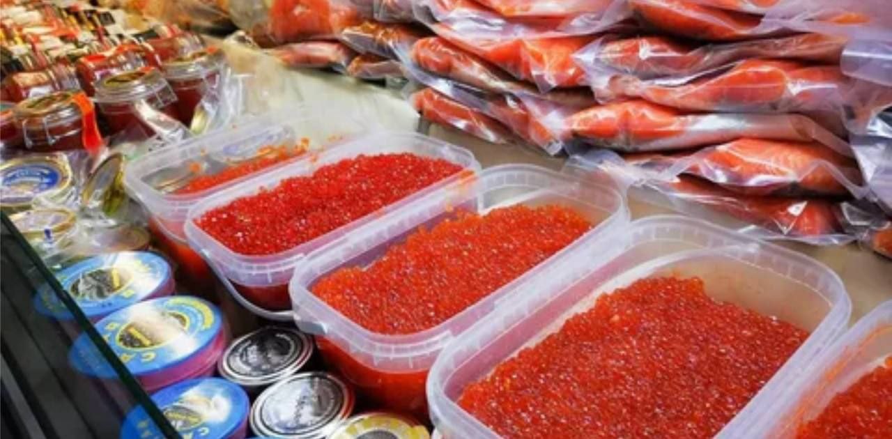 Россиян призвали отказаться от покупки красной икры с добавкой Е239 Икру с пищевой добавкой Е239 покупать не стоит так как данный консервант запрещён с 2008 года из за выделения токсичных веществ Об этом предупредили в Роспотребнадзоре При этом разрешёнными консервантами для икры остаются Е200 Е201 Е202 Е203 Е211 Е212 и Е213 НАШИ РЕСУРСЫ Telegram Tik tok YouTube RUTUBE