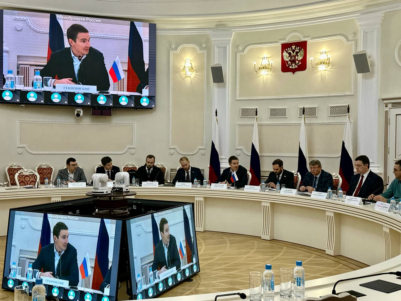 Институт малых инновационных предприятий ждет перезагрузка На площадке Минобрнауки России состоялось совещание с ректорами ведущих вузов по донастройке института малых инновационных предприятий МИП Инициатором изменений выступило Агентство стратегических инициатив МИП это особый формат компаний создаваемых университетами и научными институтами для практического внедрения результатов интеллектуальной деятельности от изобретений и IT программ до ноу хау Это ключевой инструмент коммерциализации научных разработок АСИ совместно с ведущими университетами МФТИ МГТУ им Баумана МГЮА РЭУ им Плеханова и др подготовило комплекс мер для развития МИП Основные нововведения Проще создавать и управлять можно создавать МИП через управляющие компании а минимальная доля участия вуза снижается до 5 Больше возможностей МИП смогут заниматься не только внедрением но и полным циклом инновационной деятельности Новые льготы предлагается возвращение пониженных тарифов страховых взносов льготная аренда государственного имущества и приоритетное рассмотрение заявок поданных в Роспатент Повышение ответственности закрепление персональной ответственности за МИП на уровне проректоров в вузах и заместителей Министра Во исполнение поручения Президента РФ по развитию малых инновационных предприятий создаваемых университетами и научными организациями совместно с Агентством стратегических инициатив начали важную экспертную дискуссию с участием ректорского корпуса Уверен что в результате получится создать благоприятную среду для коммерциализации результатов интеллектуальной деятельности в отрасли подчеркнул Денис Секиринский Предлагаемые меры позволят создать устойчивую связь между МИП и малыми технологическими компаниями увеличат внебюджетные доходы университетов через дивиденды от успешных проектов и будут способствовать достижению целей технологического суверенитета страны MAX ВК ДЗЕН