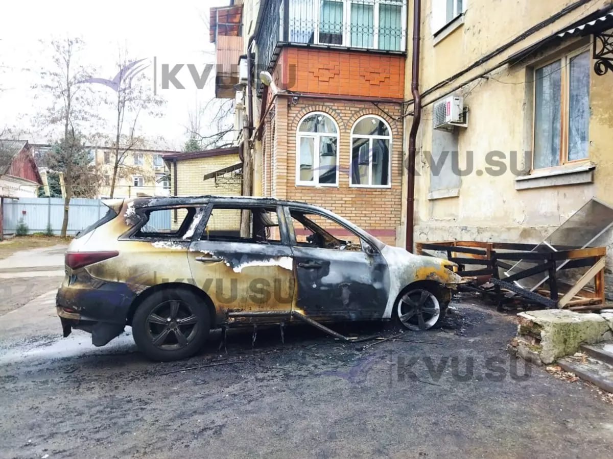 В Шахтах дотла сгорел автомобиль во дворе дома  В Шахтах Ростовской области дотла сгорела легковушка. Инцидент случился 3 января.    Как сообщили в ГУ МЧС по региону, машина воспламенилась около 2:30 ночи во дворе многоэтажки №29 на улице Садовая. Местные жители почувствовали ночью запах гари. Перепугавшись, они выглянули в окно и увидели полыхающее авто.    Очевидцы тут же вызвали пожарных. На место ЧП прибыли пять огнеборцев на одной автоцистерне. К сожалению, автомобиль марки «Ниссан» восстановлению не подлежит.    Что стало причиной пожара, пока неизвестно.   Подписаться на "Новости Ростова"    Прислать новость