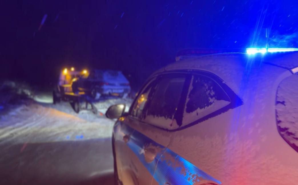 Дорожная ситуация в Туве за 3 января 2026 года Всего за сутки пресечено 204 нарушения ПДД   задержано 6 водителей в состоянии опьянения     в связи с повторностью нетрезвого вождения 1 подверг себя уголовному преследованию по ст 264 1 УК РФ     выявлено 21 лицо не получавшее водительского удостоверения и лишенное права управления транспортом   В ОВД доставлено 9 лиц На спецстоянки помещено 20 транспортных средств Инспекторами отдельной роты ДПС Госавтоинспекции МВД по Республике Тыва задержано 3 водителя скрывшихся с мест ДТП За минувшие сутки на дорогах республики зарегистрировано 7 ДТП с причинением материального ущерба раненых и погибших нет Госавтоинспекторы Тувы призывают жителей республики быть бдительными благоразумными и строго соблюдать ПДД Контролировать досуг детей не оставлять ключи от транспорта на видном месте Использовать световозвращающие элементы Пресекать бесправное и нетрезвое вождение Учитывать дорожные и метеорологические условия Исключать опасные маневры на зимней дороге Пристегиваться и фиксировать детей в детских устройствах   дежурной группы ОР ДПС 8 39422 5 66 11 9 39 39 Управление Госавтоинспекции МВД по Республике Тыва