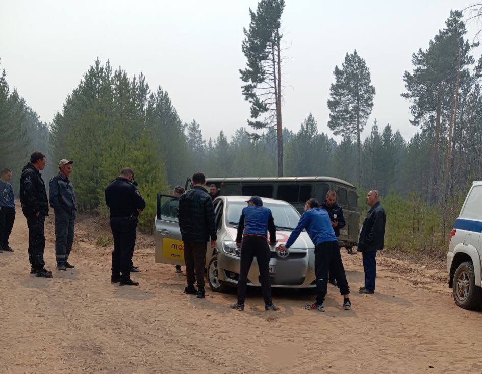 Правоохранители задержали трёх человек, они доставлены в отдел полиции. Будут выясняться обстоятельства их нахождения в лесу. Полиция не подтвердила и не опровергла информацию, что это поджигатели.