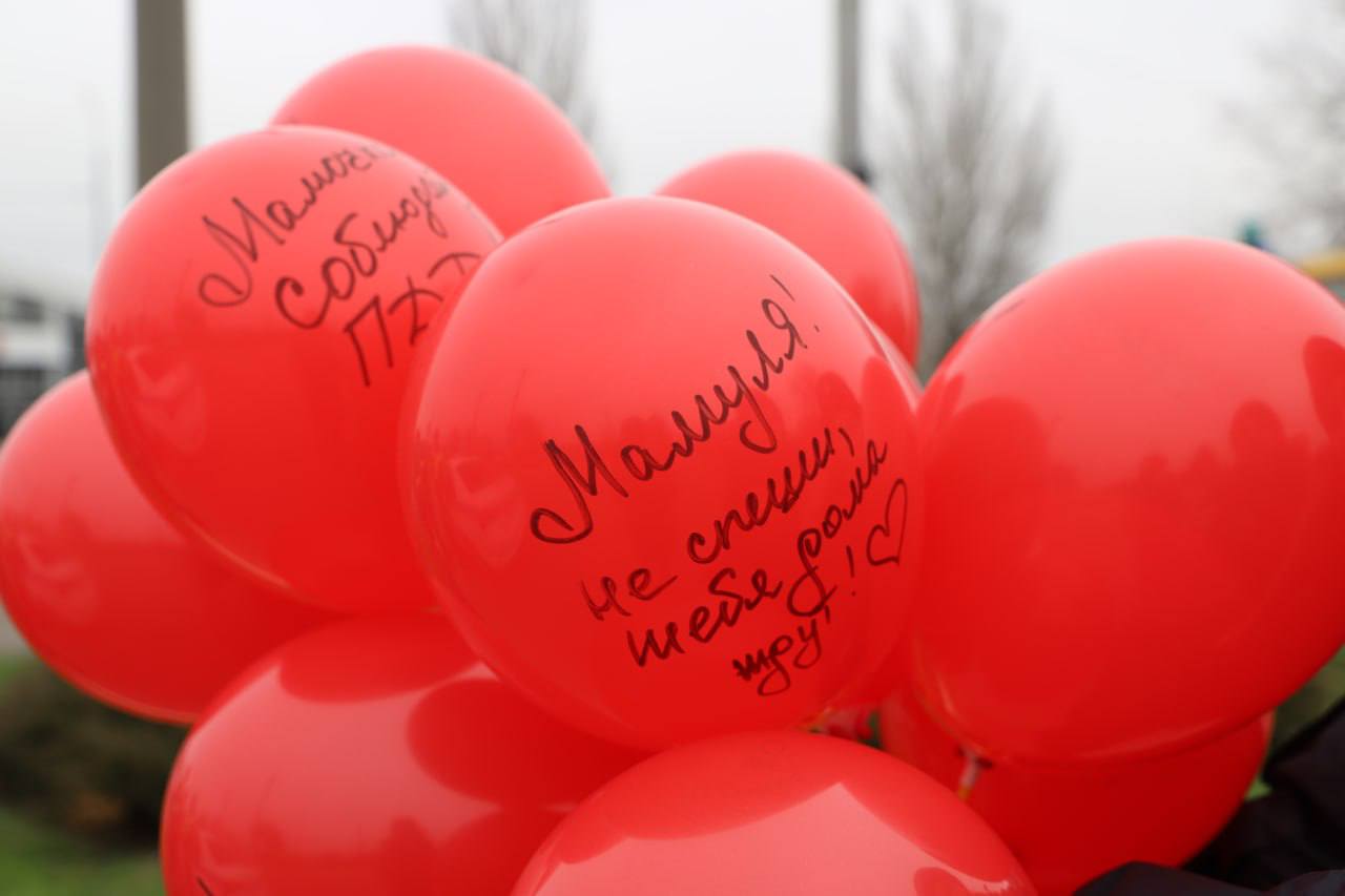 В преддверии Дня матери в разных городах прошли торжественные мероприятия акции и подарки для женщин В Луганске во Дворце культуры имени Ленина организовали праздник Женская сила опора Родины Более 30 женщин из разных муниципалитетов получили медали грамоты и подарки Творческие коллективы ДК создали праздничную атмосферу концертом ГИБДД ЛНР поздравила женщин водителей Экипаж ДПС останавливал дам за рулём вручал цветы шарики и тёплые слова вместо проверки документов В Кировске активисты Единой России передали будущим мамам наборы для новорождённых пеленки подгузники одежду гигиену и погремушки Они пригласили беременных в проект Семь Я Истоки с курсами на базе Дворца культуры