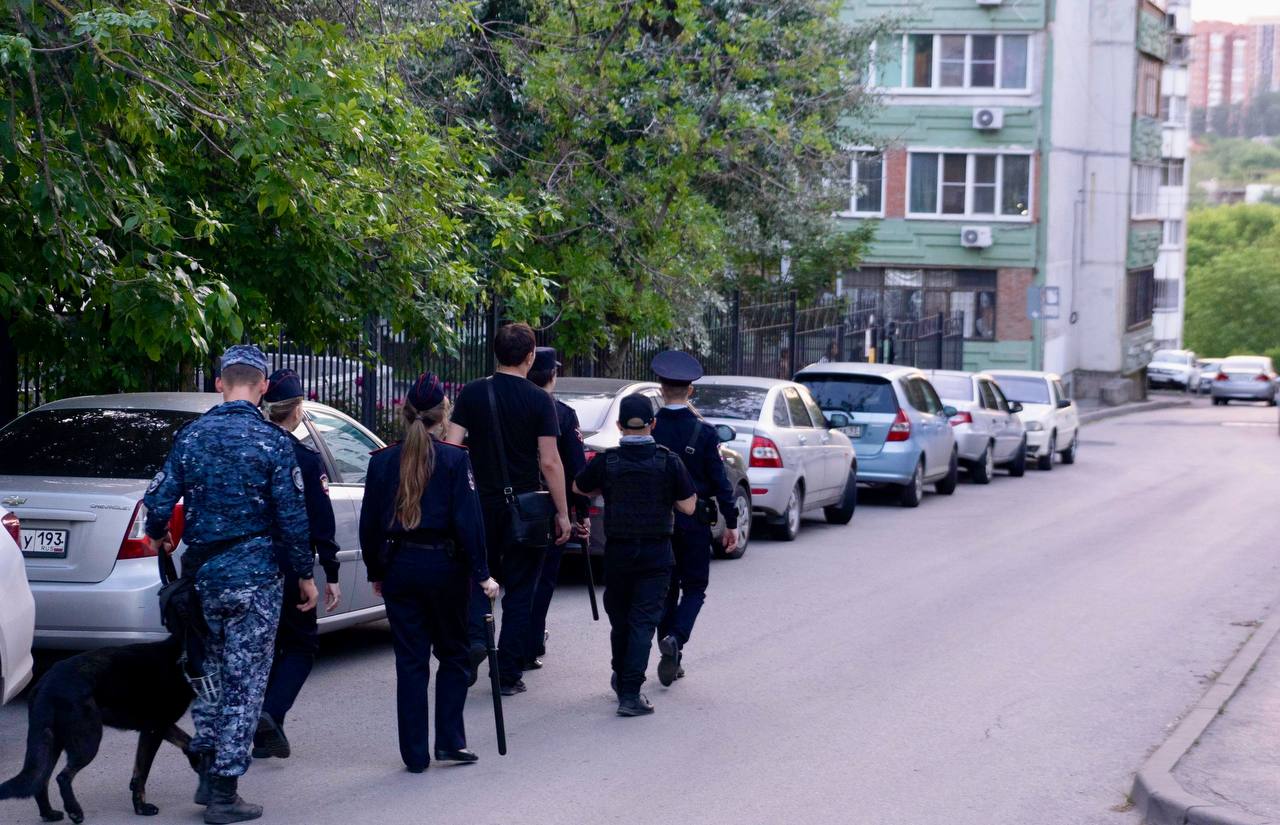 Сегодня полиция приумножила ряды охраны общественного порядка в Первомайском районе  Сегодня в Первомайском районе Ростова-на-Дону проведён инструктаж сотрудников полиции и приданных сил. К несению службы в усиленном режиме, в том числе, в микрорайоне Темерник приступили около 200 стражей правопорядка. Полиция региона призывает жителей и гостей Ростова-на-Дону и области проявлять бдительность и соблюдать законность на донской земле.    #gumvdro #мвд #мвд61 #МВДРоссии #полиция #ростов #ростовскаяобласть