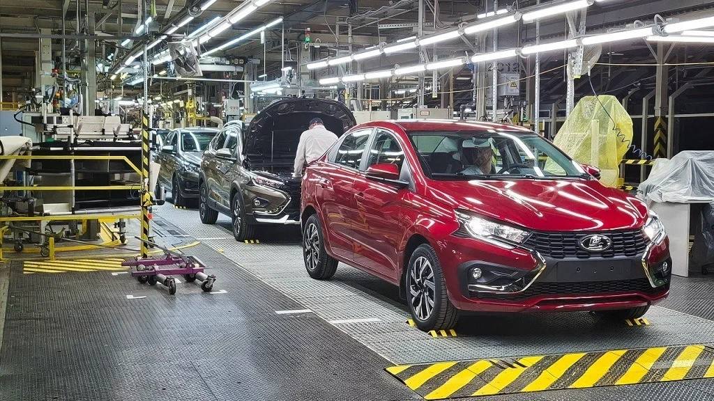 Автозавод Санкт Петербург почти готов к серийному выпуску Lada Iskra Как сообщает пресс служба Lada машинокомплекты для серийного производства начнут отгружать на бывший завод Nissan в сентябре и до конца 2025 года в Санкт Петербурге будет выпущено до 4 тысяч экземпляров Iskra За это лето из Тольятти в Петербург где ранее собирали модели Xcite отправили 200 тестовых машинокомплектов состоящих из окрашенного кузова силового агрегата элементов салона шасси и других компонентов Всего в комплекте около 1000 сборочных единиц autoruonline