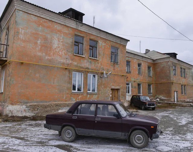 История одного переселения. Матери пятерых детей и вдове участника СВО из Челябинска Екатерине Сухановой готовы предоставить новую квартиру взамен комнаты в ветхом фонде, но есть нюансы.   В мэрии подобрали для челябинки несколько новых квартир большей площади, чем принадлежащая ей комната в 19,7 кв. м., а также предложили компенсацию за комнату в размере чуть более миллиона рублей.   Однако женщина через суд потребовала от администрации предоставить ей квартиру площадью не менее 108 кв метров взамен изымаемого жилья. Это связано с тем, что она воспитывает пятерых детей после смерти мужа.  «К сожалению, это требование женщины не может быть выполнено, поскольку оно прямо противоречит действующему законодательству» , — отметили в мэрии.  Судебное заседание состоится 24 марта.