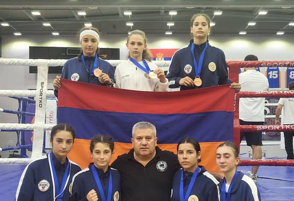 Армянские девушки завоевали 7 медалей на чемпионате Европы U15 по боксу в Сербии  На проходившем в Златиборе с 21 по 27 июля чемпионате Европы среди школьниц до 15 лет по боксу  European Schoolgirls Championships  сборная Армении завоевала 7 медалей. Армянские спортсменки завоевали 4 серебра и 3 бронзы в общем зачете.  Карине Даллакян  51 кг  одержала две победы, вышла в финал и завоевала серебро. Ева Григорян  46 кг  начала с полуфинала, выиграла один бой, затем уступила в финале — серебряная медалистка. Они — единственные из семи медалисток сборной, кто выиграл поединки.  Остальные медалистки поднялись на пьедестал, не одержав ни одной победы: Элен Багдасарян  36 кг  и Амалья Авагян  64 кг  сразу начали с финала и обе стали серебряными призерами. Ванесса Геворгян  40 кг , Лиза Карчикян  54 кг  и Люси Чифликян  57 кг  — бронзовые призеры без побед.     • Дзен • Сайт • TikTok • Facebook • Instagram • YouTube • X/twitter