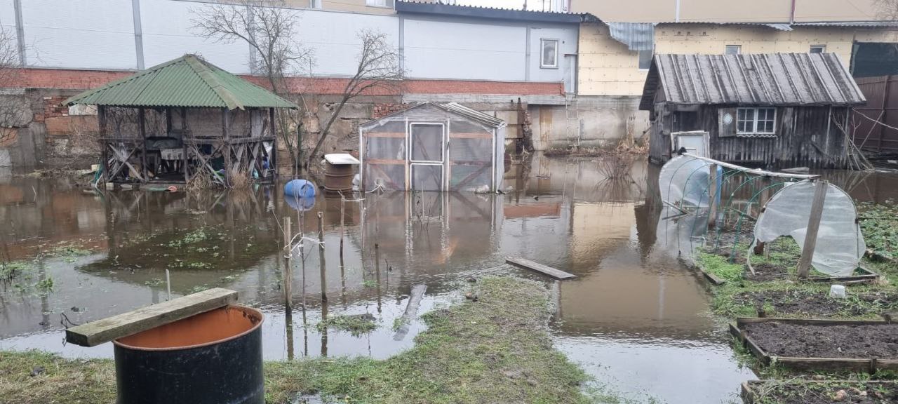 Частный сектор Новосаратовки топит талыми водами. Поселки на реке Оредеж оказались в рискованной зоне из-за ГЭС  Как сообщили в аварийно-спасательной службе Ленобласти, 1 февраля из Новосаратовки поступила заявка о подтоплении нескольких домовых территорий.   - Со слов местных жителей, уровень воды поднялся из-за неверно проведённых земляных работ. Информация передана в местную администрацию для рассмотрения возможных дальнейших мер по реагированию на ситуацию, - добавили  в службе.  Кроме того, 1 февраля спасатели осмотрели подтопленные территории в Вырице, жителям рассказали о правилах безопасности. Из-за увеличения водосброса на каскаде ГЭС реки Оредеж возможно подтопление населенных пунктов. По этой причине организован мониторинг обстановки с подъемом воды по маршруту Батово, Рождествено, Сиверский, Белогорка, Новосиверская, Вырица, Введенское.    АСС Ленобласти