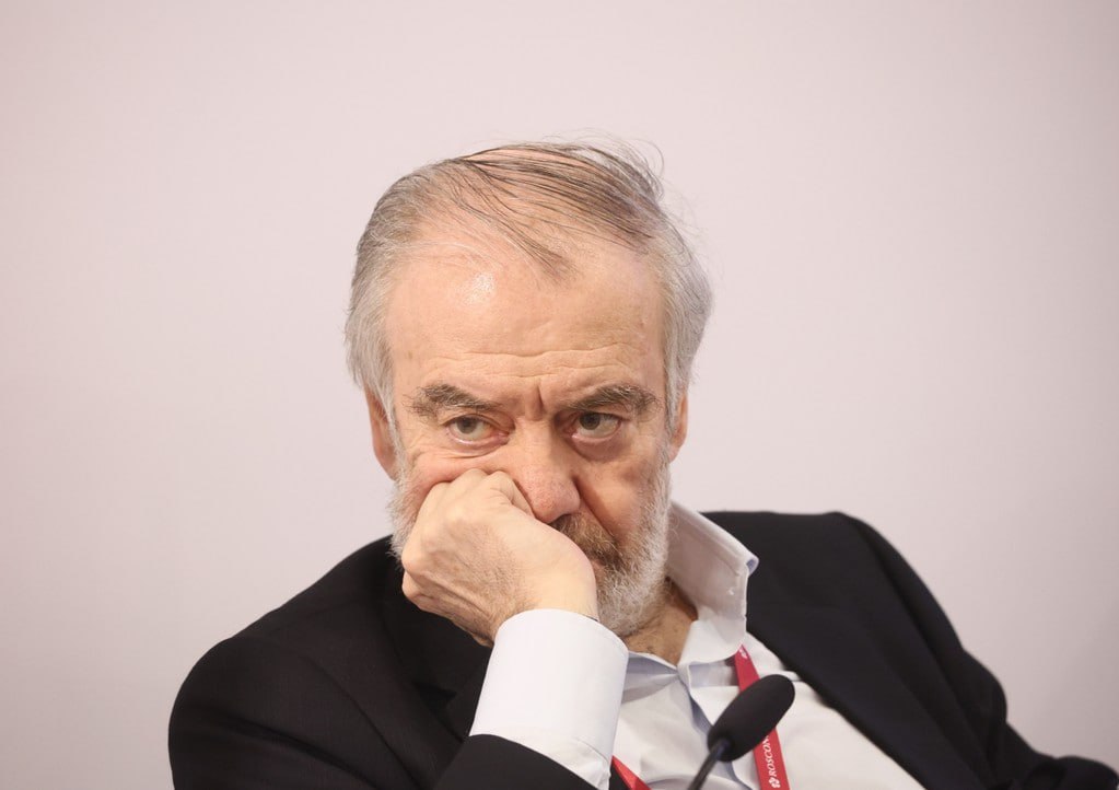 «Спекулянты забирали до половины доходов» Валерий Гергиев рассказал, какой части прибыли лишали Большой театр билетные мошенники. «Никакой колумбийской мафии не снился такой бизнес», – подчеркнул дирижер. В настоящее время предприняты определенные шаги, добавил он, которые помешают откровенному воровству торжествовать в сердце Москвы. «Будем смотреть как будут развиваться события дальше», – резюмировал Гергиев. Подпишитесь на «Абзац» Добавьте «Абзац» в ленту «Дзена»