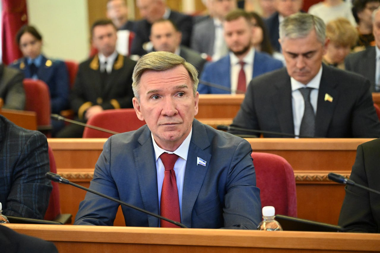 24 е заседание ЗСРО Депутат донского парламента Игорь Гуськов избран заместителем Председателя Законодательного Собрания Ростовской области Он также вошел в состав парламентского комитета по бюджету налогам и собственности Уважаемые коллеги благодарю за доверие постараюсь опыт и знания приобретенные в работе в исполнительной власти использовать на благо жителей любимой Ростовской области сказал Игорь Гуськов Напомним что Игорю Гуськову вакантный мандат депутата был передан в связи с досрочным прекращением депутатских полномочий Анны Касьяненко Он будет поддерживать связь с избирателями в Кагальницком одномандатном округе 21 и Азовском одномандатном округе 27 Законодательное Собрание Ростовской области