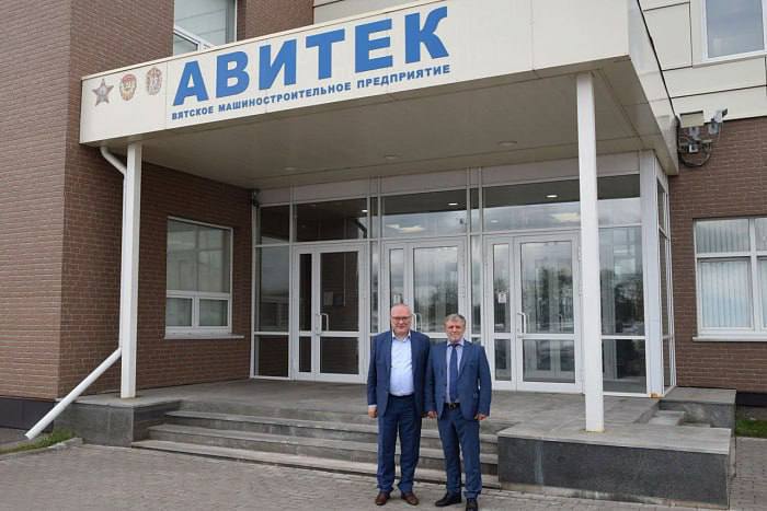 Коллектив кировского завода «Авитек» награжден орденом «За доблестный труд» Трижды орденоносное «Вятское машиностроительное предприятие «Авитек» — одно из крупнейших машиностроительных предприятий России. В один ряд с уже существующими наградами встанет орден «За доблестный труд». Указ о награждении подписал Президент России Владимир Путин. Высокое признание подчеркивает большой вклад коллектива в укрепление обороноспособного потенциала Российской Федерации и достигнутые трудовые успехи. У предприятия многолетняя история и крепкие традиции. Здесь ежедневно выпускают продукцию специального и гражданского назначения. В несколько смен куют щит и меч нашей Победы. Горжусь и поздравляю коллектив «Авитека» с высокой государственной наградой.