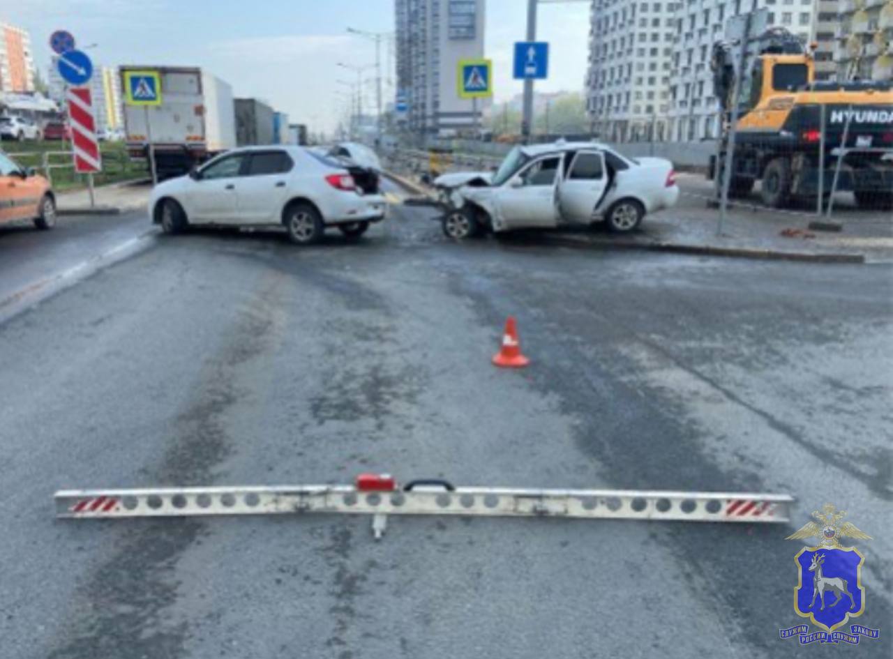 В Кировском районе Самары в ДТП пострадали два человека  Авария произошла утром 27 апреля в 07:55 на дублёре Московского шоссе. По данным Госавтоинспекции, 40-летний водитель автомобиля Renault Logan, выезжая на прилегающую территорию напротив дома №199, при повороте направо не уступил дорогу и столкнулся с автомобилем Lada 217030 под управлением 19-летнего водителя. От удара отечественную машину отбросило на пешеходные ограждения.  В результате ДТП водитель и 18-летний пассажир Lada получили травмы. Им назначено амбулаторное лечение.    ГУ МВД России по Самарской области