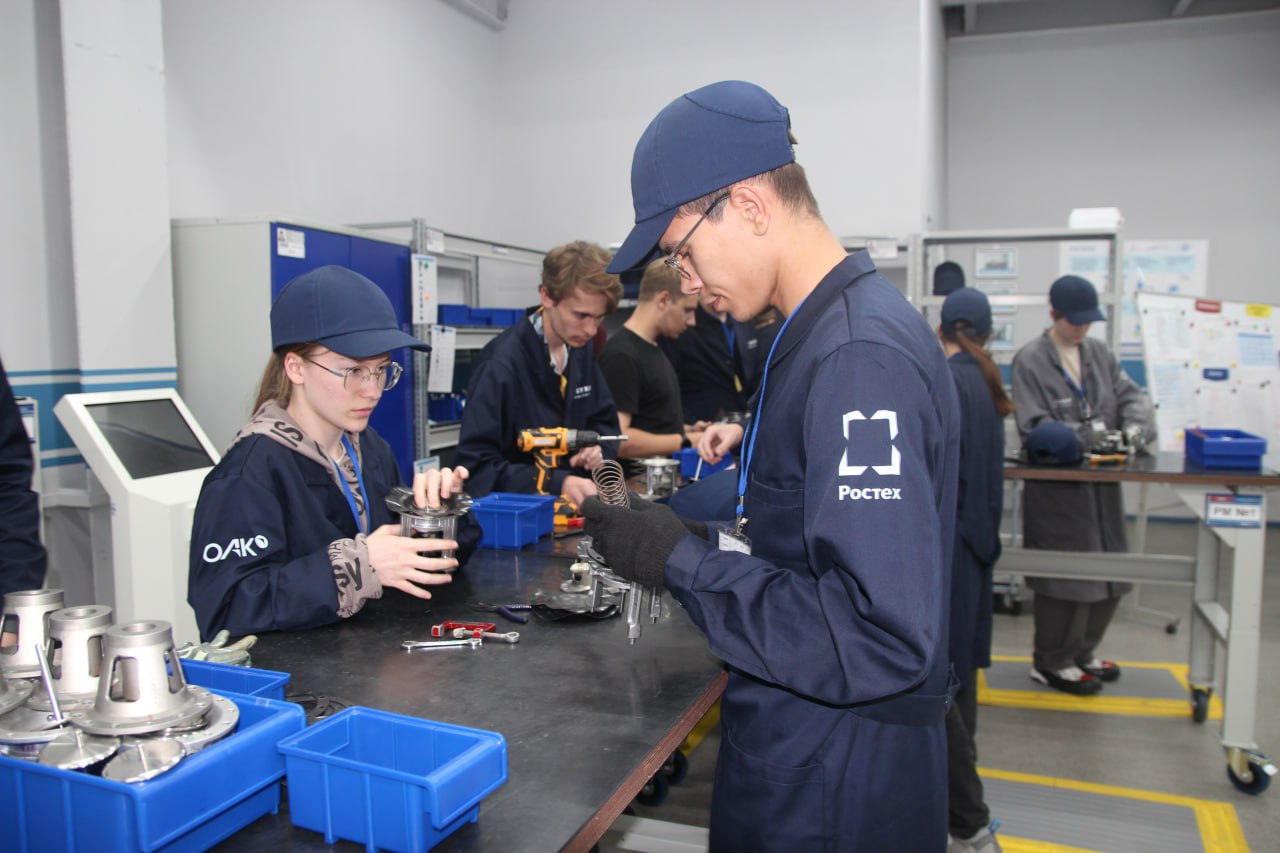 Работники предприятий ОПК повышают свою квалификацию Сотрудники оборонно промышленного комплекса Хабаровского края проходят профессиональное обучение и получают дополнительное профобразование Мероприятия проводятся в рамках президентского нацпроекта Кадры федеральный проект Образование для рынка труда В этом году планируется обучить 223 человека Для ряда организаций региона участие в проекте уже стало традиционным Возможностью нарастить компетенции своих кадров воспользовались КнААЗ Воентелеком Комсомольский НПЗ АСЗ Восход и другие предприятия края В прошлом году обучение прошли свыше 630 работников что почти в три раза больше планового показателя На эти цели было потрачено порядка 13 3 млн рублей большая часть средств субсидия федерального бюджета Реализация проекта способствует устранению кадрового дефицита в сфере ОПК и профессиональному росту сотрудников Уточнить подробности можно по телефону 8 4212 73 98 60 Минпромторг Хабаровского края