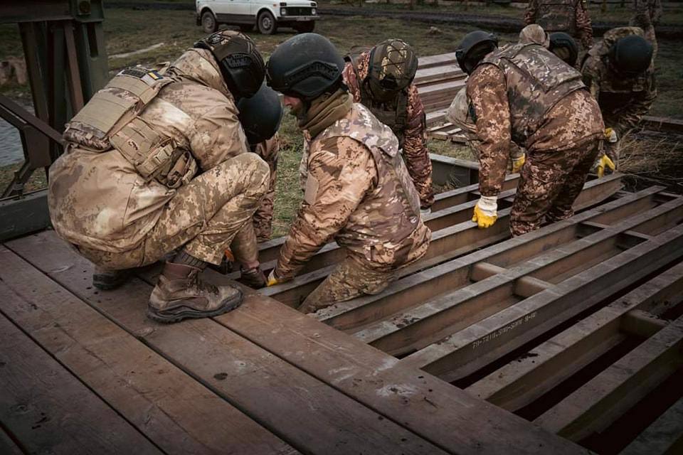 В украинском военкомате умер 50-летний мужчина Он был приглашён в военкомат во Львовской области полицией. «Около 00:55, 18 июня, гражданин Науменко пожаловался на острую боль в области сердца. Военнослужащий, который находился на дежурстве, сразу же вызвал скорую помощь. Машина скорой прибыла через 12 минут, в 01:07. Однако мужчина уже находился в бессознательном состоянии», — заявили в ТЦК. Это не первый случай смерти в процессе мобилизационных мероприятий. Южная служба новостей