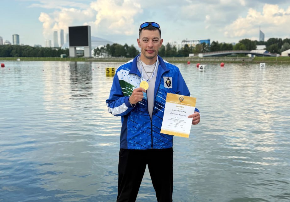 Хабаровчанин завоевал первую в истории края золотую медаль чемпионата России по гребле  Участниками соревнований в Москве стали около 600 спортсменов из 30 регионов нашей страны.     Вячеслав выступал в компании сильнейших гребцов страны из Москвы, Санкт-Петербурга, Краснодарского края, Самарской, Саратовской, Волгоградской областей и Республики Башкортостан.  Лучший результат в истории гребли Хабаровского края Вячеслав показал в гонке на лодке класса «Дракон» на дистанции 200 метров. Экипаж из 20 гребцов, в который входил хабаровчанин, выиграл золотые медали.   В ближайших планах у Вячеслава Нахамяева участие в международном турнире по гребле на лодках класса «Дракон» в Приморском крае.