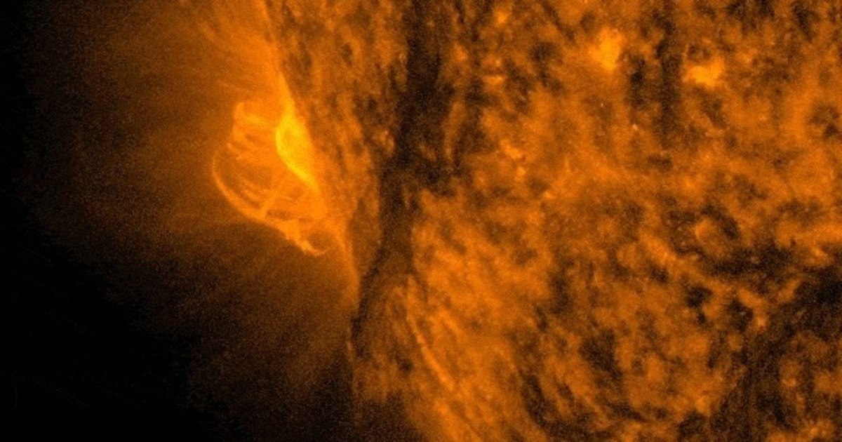 В пятницу на Землю обрушится экстремальная магнитная буря На Земле началась магнитная буря третьего класса G3 Об этом предупредили специалисты Лаборатории рентгеновской астрономии Солнца Физического института РАН Пока геомагнитный фон медленно повышается но к концу 6 ноября он достигнет уже 7 баллов из 10 возможных При этом учёные отмечают что вслед за первым мощным облаком плазмы Солнце выпустило в сторону нашей планеты другое более мощное Плазма летит со скоростью 1 000 км с Второе облако является ещё более крупным и быстрым чем предыдущее По Земле оно ударит в пятницу сразу вслед за первым которое догонит и частично поглотит по дороге Финальный прогноз на геомагнитные бури завтра будет несколько раз пересчитываться и в окончательном виде появится только в ночь на пятницу но если там будет только буря уровня G4 то это будет большая удача Исходя из динамики бездушные роботы могут насчитать и высший балл магнитных бурь G5 дали прогноз астрофизики