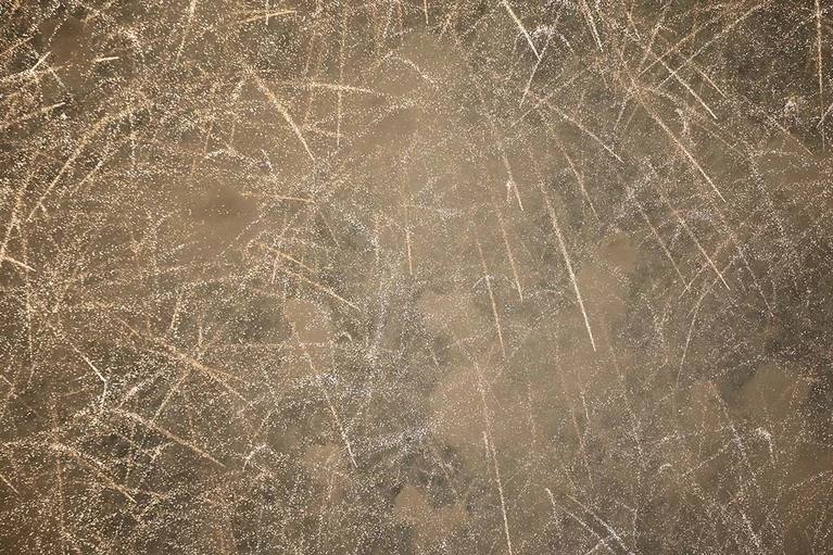 В Петербурге могут разрешить запускать салюты на Новый год с 22 часов Депутаты петербургского ЗакСа предложили разрешить запускать салюты с 22 00 часов 31 декабря то есть на час раньше Об этом в своем Telegram канале сообщил парламентарий Денис Четырбок Депутат пояснил что сейчас запускать салюты в городе можно с 23 00 часов 31 декабря до 04 00 1 января Однако многие начинают отмечать Новый год яркими залпами гораздо раньше то есть с 22 00 нарушая закон о тишине Алексей Булатов Читай нас в MAX Подпишись на Комсомольскую правду СПб