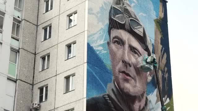 В Красноярске завершен мурал в честь альпиниста Евгения Абалакова