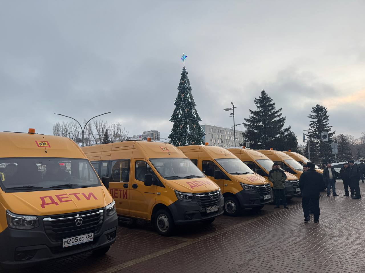 В эти минуты на пл. Славы в Самаре проходит церемония вручения новых школьных автобусов   Все они оснащены тахографами и терминалами системы ГЛОНАСС и полностью соответствуют общим требованиям безопасности, предъявляемым  к транспорту, предназначенному   для перевозки детей. Полученные автобусы будут осуществлять перевозку около тысячи школьников.  В целом в 2024 году в 48 образовательных учреждений Самарской области поступило  50 школьных автобусов за счет средств федерального бюджета на сумму 153,77 миллиона рублей.    ГТРК «Самара»