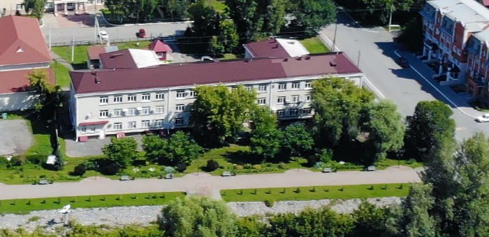 СУСК завершил расследование о получении взятки бывшей руководительницей контрактной службы Перинатального центра По данным следователей она в 2019 2020 годах получила 130 тысяч рублей за то что заранее сообщала взяткодателю какие материалы и изделия планирует закупить Перинатальный центр еще до того как заявка и запрос коммерческих предложений размещались на официальном сайте Обвиняемая вину признала в полном объеме Уголовное дело уже передано в суд Преступление выявлено и пресечено благодаря слаженному и эффективному взаимодействию следственных органов регионального следственного управления и оперативных подразделений УФСБ России по Республике Алтай В сообщении имя обвиняемой не называется но нам удалось установить что речь идёт о Владе Охриной В передаче ей взятки обвиняется Татьяна Лебединская уголовное дело по её обвинению также уже находится на рассмотрении суда Она руководит и владеет барнаульской компанией Медикал Групп которая специализируется на оптовой торговле фармацевтической продукцией Фирма созданная в 2014 году участвовала в роли поставщика в 494 государственных закупках на сумму около полумиллиарда рублей Пятую часть этой суммы 124 млн она получили именно от республиканского Перинатального центра с которым у Медикал Групп было заключено 72 контракта Добавим что и в этом году Медикал Групп выигрывал торги в Республике Алтай и получил контракты на поставку медицинских изделий в Республиканскую больницу Напомним также что в Перинатальном центре уже разоблачали коррупционеров Ранее главный акушер центра был приговорен к 4 годам условно за то что с мая 2020 года по апрель 2022 года получил от представителей ООО Данарт взятки на сумму около 522 тысяч рублей В обмен на это он обеспечивал беспроблемную приемку товаров поставляемых Данартом и их своевременную оплату а также услуг которые фирма оказывала Перинатальному центру