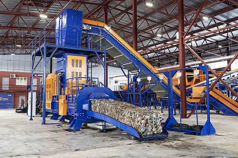 В реестр утилизаторов в России уже включены 196 компаний Этот список действует с 2024 года и обязателен для организаций которые перерабатывают отходы после использования товаров Зарегистрированные предприятия суммарно способны перерабатывать более 9 2 млн тонн вторсырья в год включая макулатуру 3 9 млн тонн стекло 2 2 млн тонн электронику 1 млн тонн полимеры 685 000 тонн и резину 535 000 тонн Включение утилизаторов проходит через подачу заявления в единую систему учета отходов проверку документов и выездную оценку после чего решение принимает Росприроднадзор Подробнее о том как попасть в реестр можно узнать на сайте