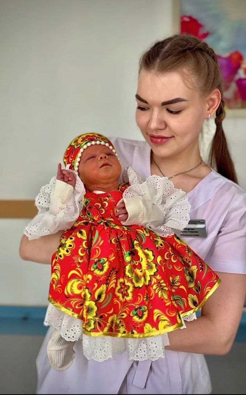 На Ямале малышей в честь Дня России выписывают из роддома в народных костюмах Милую праздничную акцию в честь Дня России устроили в перинатальном центре города Ноябрьск Ямало-Ненецкого автономного округа. Одежду для маленьких россиян помогли изготовить главная акушерка центра Людмила Шаблова и швея Елена Артамонова. Домой отправились пятеро малышей. !