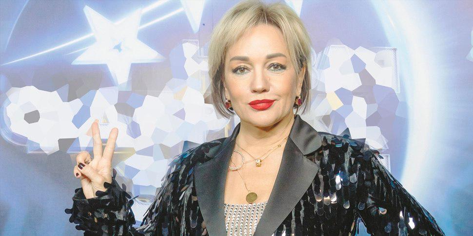 Татьяна Буланова поступила в минский вуз 56 летняя заслуженная артистка России рассказала что решила получить образование в том числе из желания однажды стать народной артисткой Она будет учиться по индивидуальному плану Психология история искусств история живописи мне правда это очень нравится я даже сижу в интернете и много читаю всяких статей Буланова добавила что планирует регулярно приезжать в Минск и встречаться с преподавателями Сейчас она уже получила студенческий билет и зачислена на первый курс специальности музыкальное искусство эстрады в Институте современных знаний имени Александра Широкова