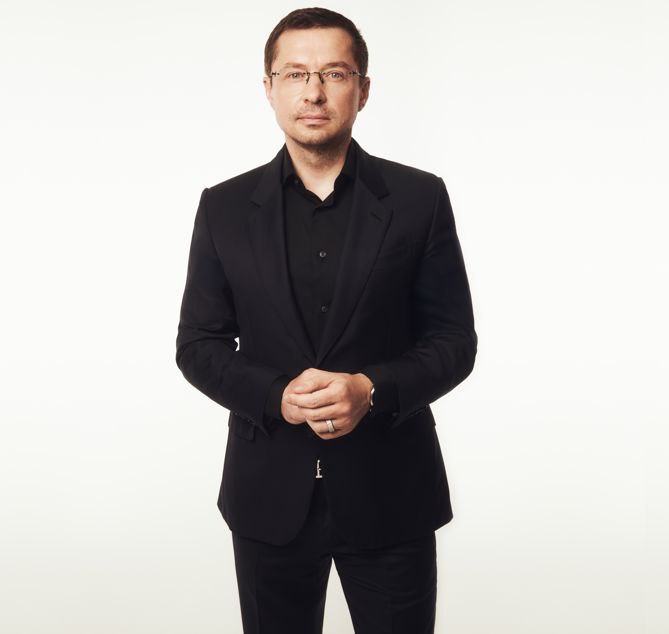 Директор по особым поручениям Ростеха Василий Бровко избран председателем совета директоров технологического партнера Госкорпорации компании NtechLab Решение принято на фоне прошедшей весной смены юрисдикции компании на российскую и усиления фокуса на внутренний рынок Сегодня NtechLab это сильная команда впечатляющая динамика развития и масштабная география проектов охватывающая десятки стран и регионов России Мы продолжим создавать решения которые определяют стандарты индустрии и трансформируют подход к безопасности и цифровым сервисам прокомментировал Бровко Напомним NtechLab работает с крупными государственными и коммерческими проектами а также поставляет решения для малого и среднего бизнеса По итогам 2024 года выручка компании выросла в 2 раза до 1 7 млрд рублей Доля российского бизнеса в структуре выручки составила более 70 Долгосрочные стратегические проекты также реализуются с Москвой Санкт Петербургом Нижегородской Новосибирской и Саратовской областями rostecru