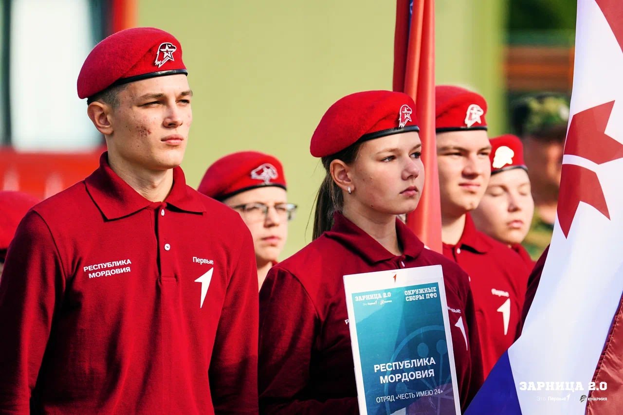 Хорошая новость! Школьный отряд из Саранска вышел в лидеры ПФО на окружных сборах «Зарница 2.0». В Республике Башкортостан завершились окружные сборы ПФО «Зарница 2.0». В числе 14 отрядов на сборах была и команда Мордовии — отряд «Честь имею 24» из саранской школы №24 Саранска, победитель регионального этапа. Школьники проходили подготовку по условно-военным специальностям и учились взаимодействовать в укрупненных подразделениях — взводах. У них были физическая и огневая подготовка, разборка-сборка автомата, а также марш-бросок. По итогам сборов отряд из Саранска — в лидерах Приволжского федерального округа. Ребята заняли 1 место в военно-тактической игре на местности и в тактической подготовке. В общем зачете среди регионов ПФО «Честь имею 24» — на 3 месте.