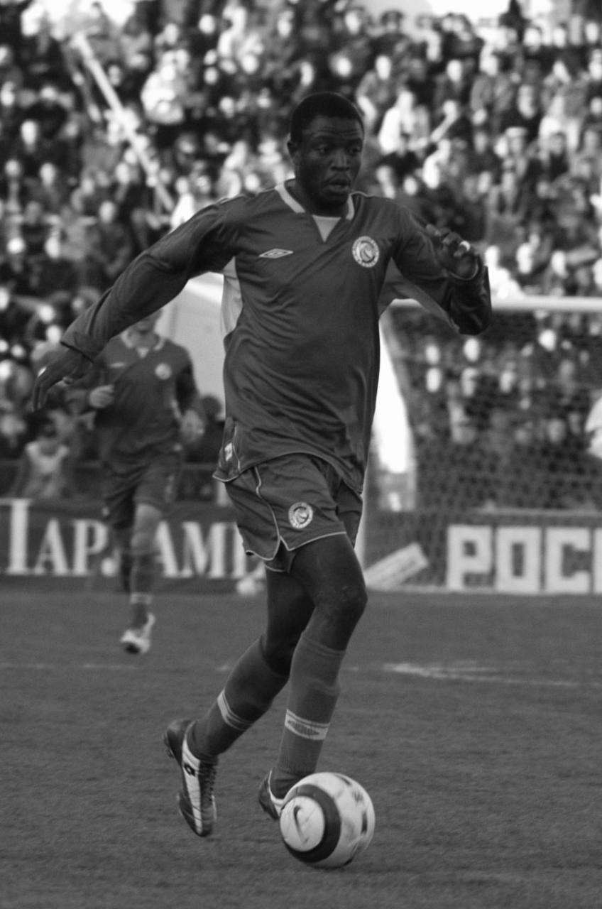 Бывший нападающий Ростова московского Локомотива и сборной Малави Исо Каньенда скончался на 44 м году жизни Об этом сообщается в телеграм канале Ростова Причина его смерти не уточняется Исо был одним из любимчиков ростовских болельщиков в нулевые годы провел за наш клуб более ста матчей и до последнего старался поддерживать связь со своими бывшими одноклубниками по Ростову Выражаем глубочайшие соболезнования родным и близким Исо говорится в сообщении Каньенда выступал за Ростов в 2003 2005 2006 2007 гг став бронзовым призером чемпионата России 2005 года В России он также играл за Локомотив только три матча в РПЛ КАМАЗ Ротор и брянское Динамо В сборной Малави Каньенда провел 60 матчей и забил 19 голов Ростов Подписаться на РБК Спорт