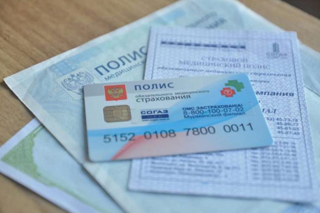 Мигранты годами лечились по фальшивым полисам ОМС в Свердловской области Региональный ТФОМС вместе с МВД и ФСБ аннулировал тысячи полисов ОМС которые иностранцы получали через фиктивные виды на жительство и разрешения на временное проживание Проверка показала что мигранты годами обращались в больницы при онкологических заболеваниях и болезнях системы кровообращения а каждый случай мог обходиться от 200 до 600 тыс рублей Страховщики оценивают общий ущерб примерно в 100 млн рублей Все выявленные полисы аннулированы материалы переданы в правоохранительные органы а системы контроля ужесточены При этом экстренная медицинская помощь иностранцам без полиса сохраняется регион покрывает расходы на жизнь и здоровье чаще всего при родах Ранее в Госдуме предложили сделать платными роды для мигрантов Осташко Важное подпишись важное