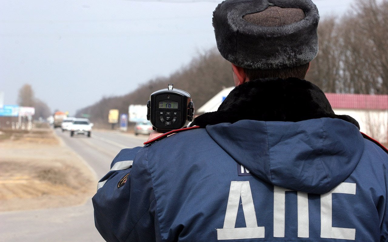 В Ростовской области водители стали больше нарушать из-за хороших дорог – так считают в Минтрансе.  В регионе за январь камеры зафиксировали более 270 тысяч нарушений ПДД — на 65% больше, чем год назад.   В Минтрансе Ростовской области нашли оригинальное объяснение: мол, дороги стали лучше, вот водители и распоясались.  Такую версию высказала министр транспорта региона Алена Беликова.   По её словам, качественное покрытие внушает водителям ложное ощущение свободы, из-за чего они чаще превышают скорость и нарушают правила.  Согласны?    Подписаться