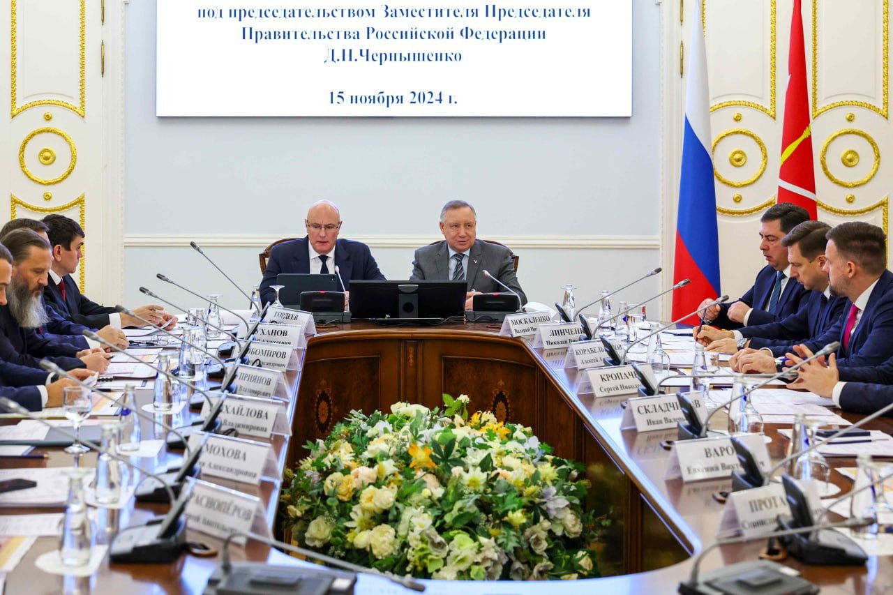 Дмитрий Чернышенко и Александр Беглов обсудили реализацию проекта «Санкт-Петербург марина»   Вице-премьер провел совещание по вопросу реализации проекта «Санкт-Петербург марина». На нем обсуждались вопросы финансирования, а также была представлена цифровая система мониторинга и контроля хода его реализации.  «В марте мы докладывали Президенту Владимиру Путину о ходе масштабного проекта “5 морей и озеро Байкал”, реализация которого даст нам дополнительно 10 млн поездок граждан ежегодно. Проекту “Санкт-Петербург марина” отводится особая роль. Крайне важно, чтобы все выполняли свои обязательства, в том числе по номерному фонду и по срокам, которые уже представлены главе государства», – подчеркнул Дмитрий Чернышенко.    Реализация проекта позволит создать порядка 7 тыс. рабочих мест.   По поручению Председателя Правительства Михаила Мишустина в координационном центре правительства созданы инструменты для мониторинга хода работ, в том числе дашборд. На нем будут отображены контрольные точки и вся детализированная информация.  «Строительство мегапроектов XXI века входит в число десяти ключевых приоритетов развития Петербурга. В число таких мегапроектов включено создание всесезонного морского курорта “Санкт-Петербург марина”. Благодаря уникальным природным условиям и транспортной доступности он станет важнейшей частью новой туристской географии Северной столицы. Курорт в Горской создаст дополнительный туристический поток в 1,3 млн человек в год и внесет значимый вклад в экономику города», – отметил губернатор Александр Беглов.   В рамках проекта планируется создание марины полного цикла с возможностью зимнего хранения на 1 тыс.  яхт и летней стоянкой вместимостью до 1,5 тыс. яхт, что позволит ей получить статус самой большой марины в России.     В следующем году начнется проектирование и строительство обеспечивающей инфраструктуры.  #туризм #регионы