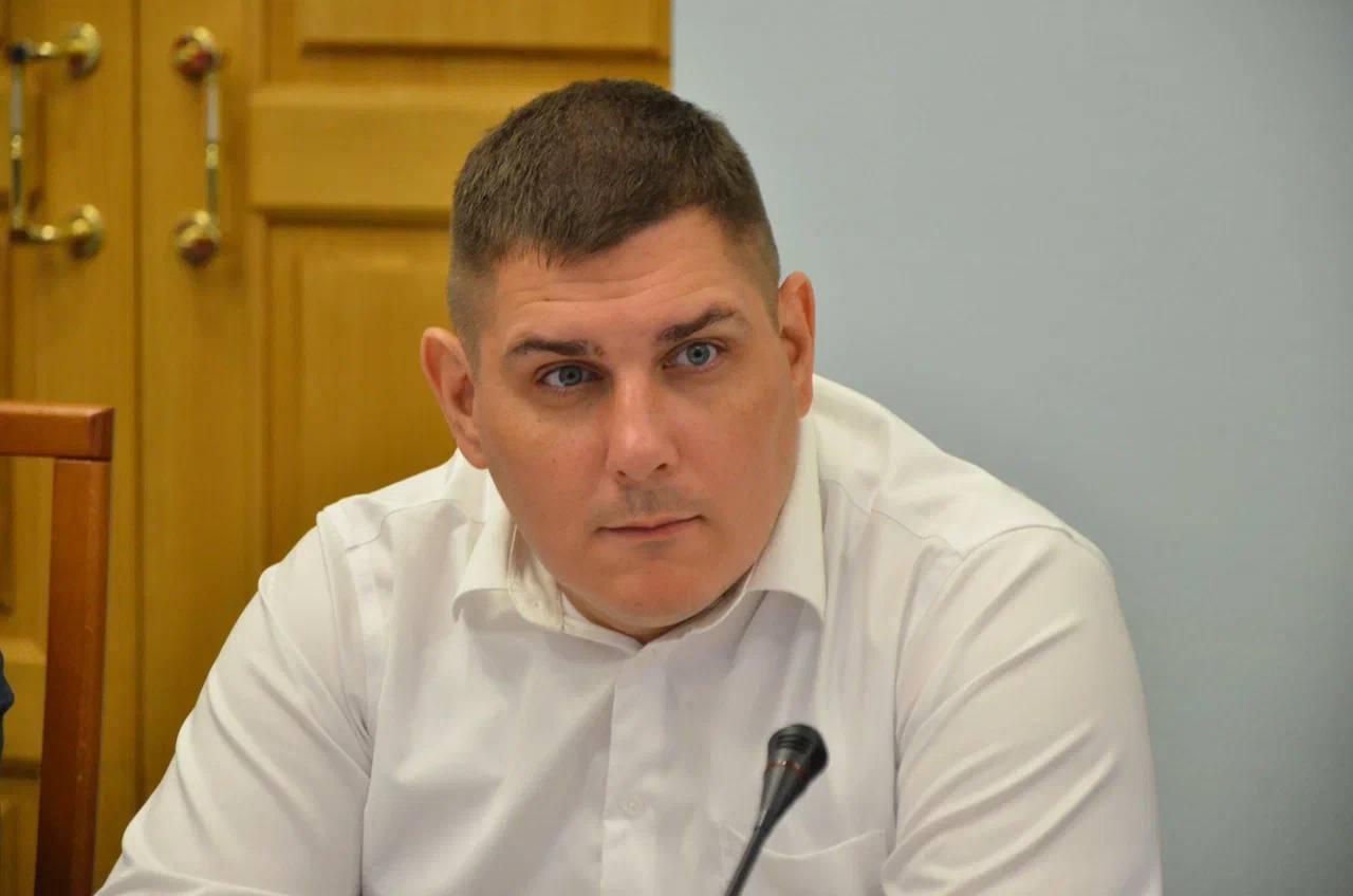 Александр Кузюков назвал опыт СВО ценным ресурсом для госуправления Двукратный паралимпийский чемпион и член Общественного совета кадрового конкурса «ПРОдвижение ГЕРОЕВ» высоко оценил потенциал участников специальной военной операции для работы в органах власти. «Считаю, что люди, которые искренне любят свою Родину, готовые в любой момент встать на её защиту, достойны работать в государственных структурах на руководящих постах», — подчеркнул Александр Кузюков. По его мнению, участники СВО обладают уникальным набором качеств, востребованных в системе государственного управления: дисциплиной, навыками стратегического планирования и оперативного принятия решений в критических ситуациях. «Рад, что проводятся такие кадровые конкурсы, которые помогут участникам СВО реализовать себя на благо родной Омской области и России», — отметил спортсмен.