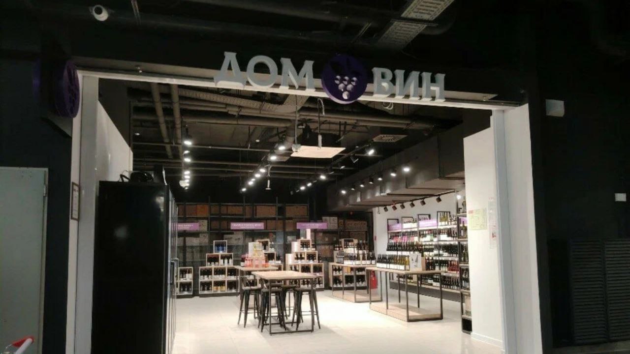 В России появится Дом Вин В России появится новая сеть алкогольных магазинов Дом вин Ее собирается запустить дистрибутор электроники VVP Group которая занялась импортом спиртного пишет Shopper s Дистрибутор электроники и бытовой техники VVP Group ищет сотрудников для развития алкогольной розницы руководителя отдела и операционного менеджера Предстоит запустить новый перспективный и масштабный федеральный проект сказано в вакансиях В одной из них уточняется что компания будет открывать магазины Дом вин об этом сказал и сотрудник отдела найма которому журналист Shopper s представился соискателем arendatrk Чат заявок от арендаторов ok arendatrk  Новые ТЦ в журнале Arenda trk