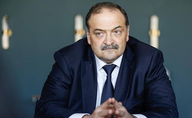 Сергей Меликов прокомментировал странный творческий жест некую песню которую распространяют в чатах WhatsApp в Дагестане в его адрес Реакция Сергея Меликова оказалась жесткой он подчеркнул что не приемлет подхалимства и лизоблюдства в любой форме По его мнению подобные знаки внимания неуместны и вызывают неприятие Глава республики добавил что постарается выяснить автора песни чтобы предложить ему направить энергию на более полезное дело