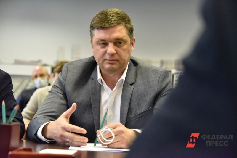 В Екатеринбурге начался судебный процесс по делу гендиректора Гортранса Сергея Нугаева которого обвиняют в получении взятки Сам обвиняемый вину не признал сообщили в прокуратуре Свердловской области В августе прошлого года Гортранс заключил с подрядчиком контракт на техобслуживание автобусов но за первые же полгода работы накопил долг на 17 млн рублей Следователи считают что Нугаев потребовал от подрядчика взятку за погашение задолженности После того как Гортранс перечислил компании 3 6 млн рублей Нугаев получил откат на 160 тысяч утверждает сторона обвинения Дело рассмотрит Ленинский райсуд В СК по Свердловской области уточнили что среди доказательств показания свидетелей и финансовые документы Дело рассмотрит Ленинский райсуд Нугаеву грозит до 12 лет колонии а вот дело против подрядчика прекратили так как компания сотрудничала со следствием Уралити Мы в MAX