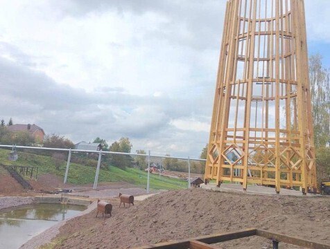 На 93 завершилось благоустройство Обаяния Баевки в Сухиничах В Сухиничах завершаются работы по благоустройству территории Обаяние Баевки В рамках проекта появятся прогулочная зона с смотровой площадкой оборудованные места для отдыха спортивная зона а также деревянные фигуры бычков и лошадей и архитектурная композиция Баевский маяк с подсветкой http gtrk kaluga ru news obschestvo news 58225