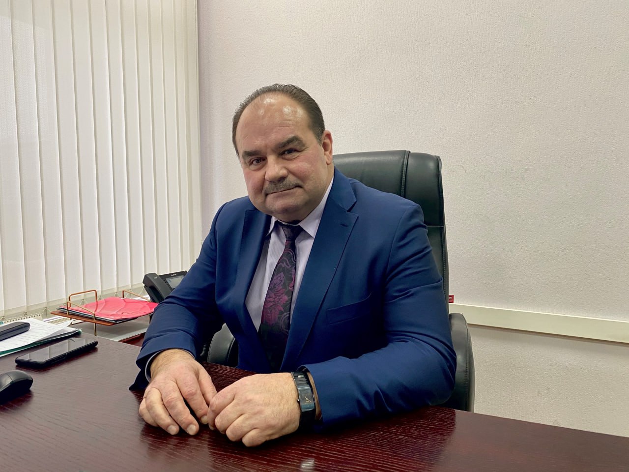 Задержан начальник госжилинспекции новосибирского правительства — источники Уголовное дело возбуждено против начальника государственной жилищной инспекции ГЖИ Новосибирской области Александра Полищука и его заместительницы Дарьи Дерябиной, сообщили «Сибирскому экспрессу» два источника. По словам одного из них, в ГЖИ прошли обыски. Другой рассказал, что Дерябина уже может находиться в СИЗО, а Полищук — под домашним арестом. Официальным подтверждением данных об избрании мер пресечения редакция не располагает. Детали дела пока не уточняются. В октябре 2024 года жители ряда многоквартирных домов записали видео с просьбой к главе СК РФ Александру Бастрыкину обратить внимание на ситуацию с подделкой протоколов в Новосибирске. Тогда Следственный комитет обещал изучить ситуацию. Авторы ролика указывали на незаконные, по их мнению, действия сразу 10 управляющих компаний. В январе 2025 года независимый депутат новосибирского заксобрания Константин Антонов резко раскритиковал работу ГЖИ прямо во время отчёта губернатора Андрея Травникова «Единая Россия» . Он обвинил инспекцию в несоблюдении полномочий и связал это с её начальником, экс-руководителем администрации Дзержинского района Новосибирска Александром Полищуком бывший член политсовета реготделения «ЕР» . Антонов говорил о возможном игнорировании фальсификаций протоколов собраний жильцов многоквартирных домов. Некоторые суды по искам жильцов подтверждали, что протоколы собраний, утверждённые ГЖИ, были сфальсифицированы. В феврале начальник ГУ МВД по Новосибирской области Андрей Кульков на сессии заксобрания согласился, что требуется «более детальное рассмотрение вопроса» о фальсификациях протоколов собраний жителей. В то же время, по его словам, в 2024 году в полицию поступило 119 материалов, связанных с протоколами, и было возбуждено 19 уголовных дел. Губернатор Травников назначил Полищука начальником ГЖИ в 2019 году. Подписаться Прислать новость Помочь бустами