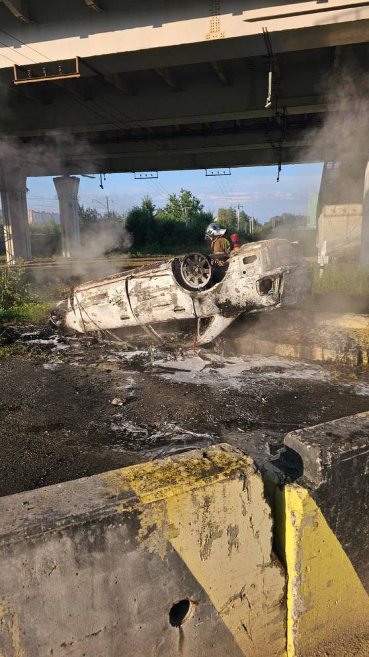 В Стрельне водитель Audi устроил погоню с переворотом и пожаром На Волхонском шоссе нарушитель попытался скрыться от ДПС, но не справился с управлением, врезался в бетонный блок и перевернулся. Машина мгновенно загорелась. От столкновения салон охватило пламя, но, по предварительным данным, водитель успел выбраться. Как выяснилось, менее двух недель назад его уже ловили пьяным за рулём. Теперь — уголовная статья за повторное нарушение. Ведётся расследование. Флэш Питер - подписаться