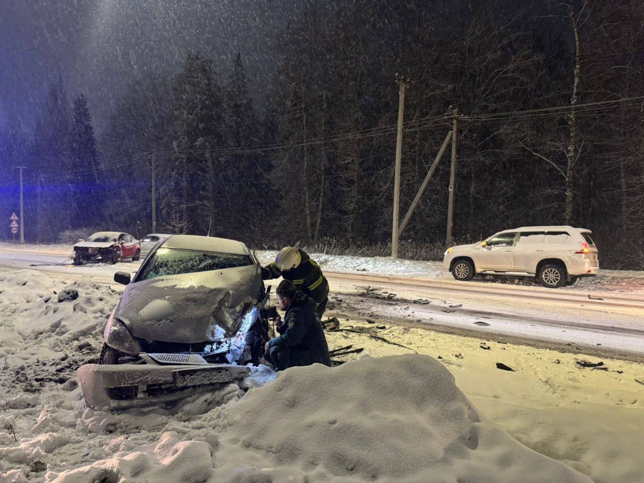 За прошедшие сутки подразделения территориального пожарно спасательного гарнизона Ленинградской области реагировали на 12 оперативных событий Ликвидировано 9 пожаров К ликвидации привлекалось 72 человека личного состава и 18 единиц техники в том числе подразделения добровольной пожарной охраны Благодаря оперативным и слаженным действиям огнеборцев все пожары были ликвидированы в минимальные сроки Ликвидированы последствия 3 ДТП К ликвидации привлекалось 12 человек личного состава и 3 единицы техники Спасён 1 человек МЧС России рекомендует не оставляйте огонь без присмотра он может вырасти без спроса соблюдайте правила дорожного движения gumchslo mchs official Подписывайся на МЧС России в MAX ВК