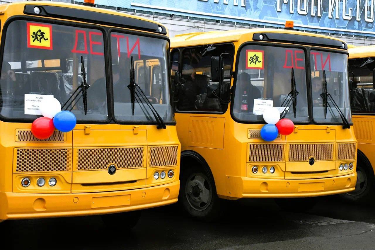 Сегодня вместе с Губернатором Виталием Павловичем Хоценко и заместителем Председателя Правительства Иваном Андреевичем Колесником передали образовательным учреждениям региона ещё 61 новый автобус Очередная партия распределена между общеобразовательными организациями Омска и 21 района Омской области 51 сельским школам 3 школам в областных центрах 6 адаптивным школам Новые школьные автобусы обеспечат подвоз 1257 обучающихся Переданные учреждениям машины полностью соответствуют требованиям безопасности предъявляемым к перевозке детей Все транспортные средства оснащены тахографами системой ГЛОНАСС проблесковыми маячками ограничителями скорости а также необходимыми средствами пожаротушения и медицинскими аптечками В этом году ожидается поставка ещё 92 автобусов для образовательных организаций нашего региона После их вручения в 2025 году в Омской области будет полностью завершено обновление школьного автопарка