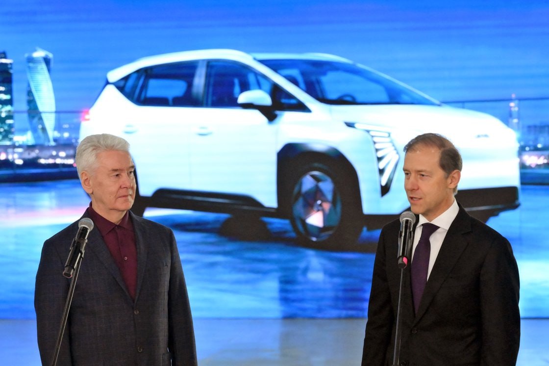 На заводе Москвич запустили производство электромобилей UMO Столичный автозавод официально открыл производство новой модели пятиместного кроссовера UMO 5 Машину уже адаптировали к российским морозам заряда батареи хватит на 350 км зимой и до 420 км летом В салоне обещают простор багажник более 400 литров а задние двери распахиваются на 90 градусов для удобной посадки Запуск приехали лично открывать мэр Москвы Сергей Собянин и первый вице премьер Денис Мантуров Первые 100 электромобилей передадут таксопаркам где они будут работать в классе Комфорт Но уже в планах продажи версии UMO 5 для всех желающих через дилерскую сеть Москвича Подписаться на Российскую газету в Читать нас в MAX