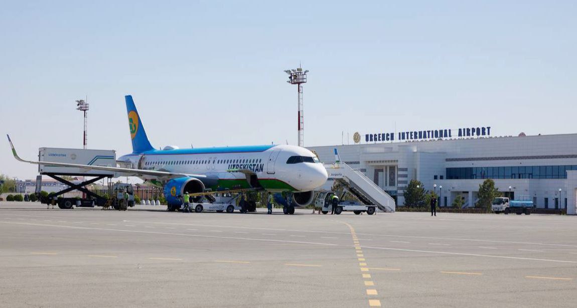 Incheon International Airport Corporation договорилась о модернизации аэропорта Ургенч в Узбекистане Компания Uzbekistan Airports и южнокорейская Incheon International Airport Corporation подписали соглашение о государственно частном партнёрстве по модернизации международного аэропорта Ургенч в Хорезмской области Узбекистана Документ предусматривает строительство пассажирского и грузового терминалов а также и управление ими включая наземное обслуживание ℹ Ранее Incheon International Airport Corporation выиграла тендер на реализацию проекта по модернизации аэропорта Ургенч Тогда проект оценили в 223 млн Работы планировали завершить не позднее 2027 года Читайте также Аэропорты Кыргызстана потратили 93 5 млн на развитие сферы авиаперевозок Logistan info Логистика Авиаперевозки