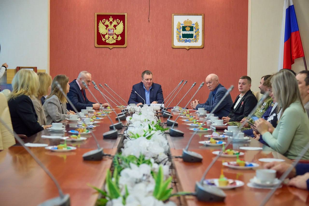 Спонсируя спорт спикер калужского парламента пригласил бизнес на участвовать в строительстве Центра адаптивных видов спорта Сегодня в регионе особое внимание уделяют тому участники СВО могли беспрепятственно заниматься спортом В уходящем году спортсмены сборной команды региона приняли участие более чем в 30 различных соревнованиях всероссийского и межрегионального уровня Паралимпиский спорт в Калужской области развивается давно и успешно Этому есть подтверждение калужские спортсмены результативно выступают на различных соревнованиях Сейчас у нас новое направление вовлечение участников СВО в занятия спортом И здесь есть первые результаты Мы формируем базу объединяем неравнодушных людей которые оказывают спонсорскую помощь спортсменам Наше сообщество расширяется приглашаю сюда предпринимателей руководителей предприятий обратился к будущим благотворителям спикер парламента Не грузит телеграм Подписывайся на наш канал в MAX