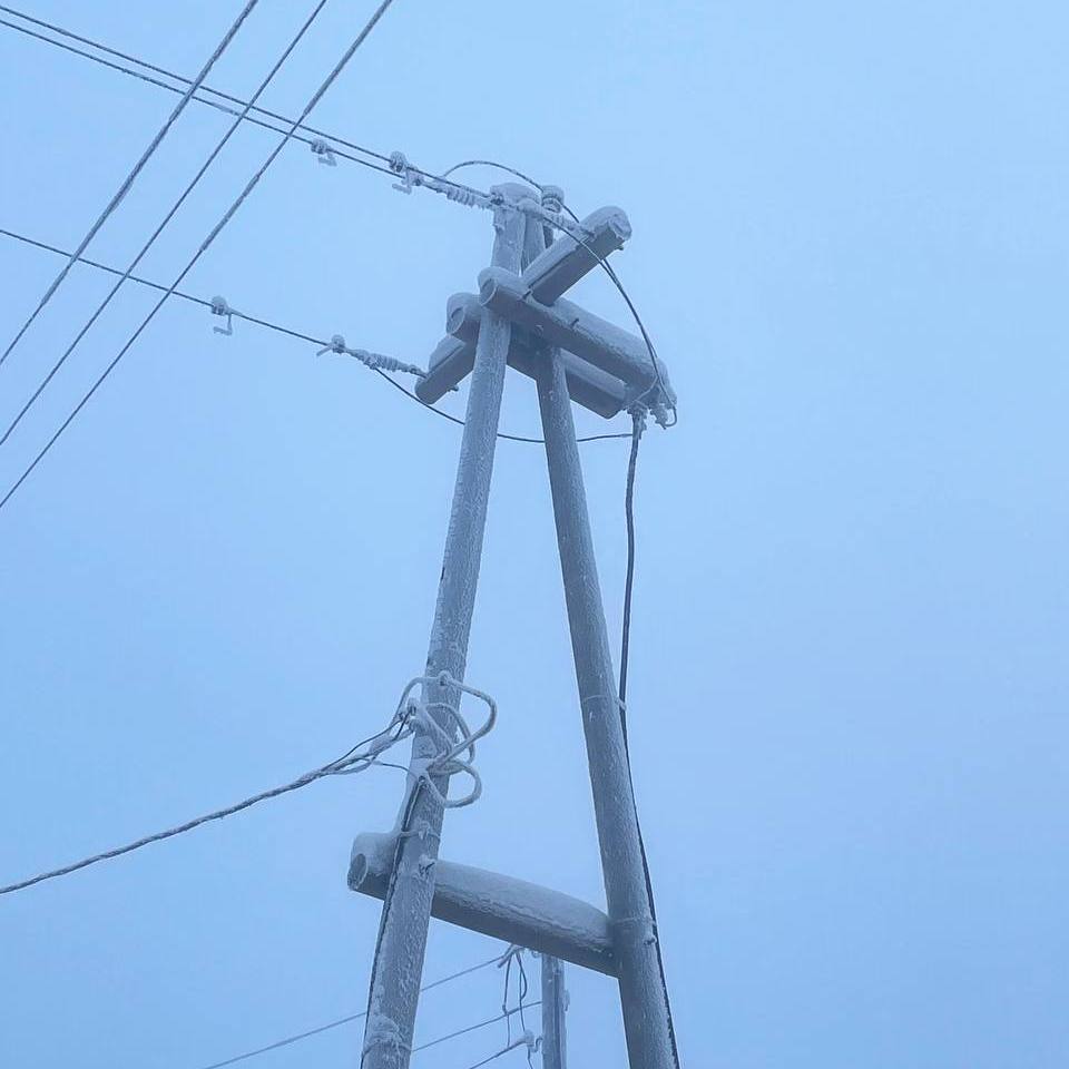 Энергетики частично восстановили электроснабжение в районе Пригородного и Покровского тракта Персонал Центрального РЭС перезапитал часть потребителей через распределительные сети Частично ограничения электроснабжения сохраняются по улицам Озерная Совхозная Молодежная и Покровскому тракту Восстановительные работы продолжаются ведутся работы по полному восстановлению электроснабжения Предварительно планируется завершить восстановление к 16 00 часам Сроки могут быть скорректированы Присоединяйтесь РусГидро Якутскэнерго ЦЭС