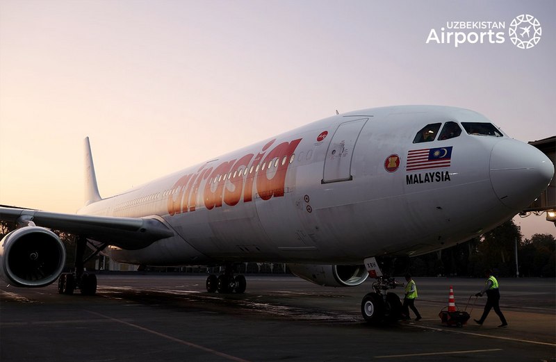 Бюджетная авиакомпания AirAsia пришла в Узбекистан На маршрут между столицами Узбекистана и Малайзии встала третья авиакомпания Как и планировалось малазийский лоукостер AirAsia X код IATA D7 запустил прямые регулярные полеты между Куала Лумпуром KUL и Ташкентом TAS Первый рейс был выполнен сегодня 15 октября в дальнейшем они будут осуществляться с частотой три раза в неделю на широкофюзеляжных самолетах Airbus A330 AirAsia X придется конкурировать на маршруте с Uzbekistan Airways и малазийской Batik Air Крупнейший лоукостер юго восточной Азии впервые пришел в Узбекистан но в Центральной Азии он уже присутствует с марта 2024 года когда были запущены рейсы из Куала Лумпура в Алматы Казахстан С 1 декабря тайское подразделение Thai Air Asia X XJ откроет авиасообщение по маршруту Бангкок Алматы Рейсы планируется выполнять на А330 с частотой 4 рейса в неделю Фото Uzbekistan Airports Подписаться на CentralAsiaPlusAero