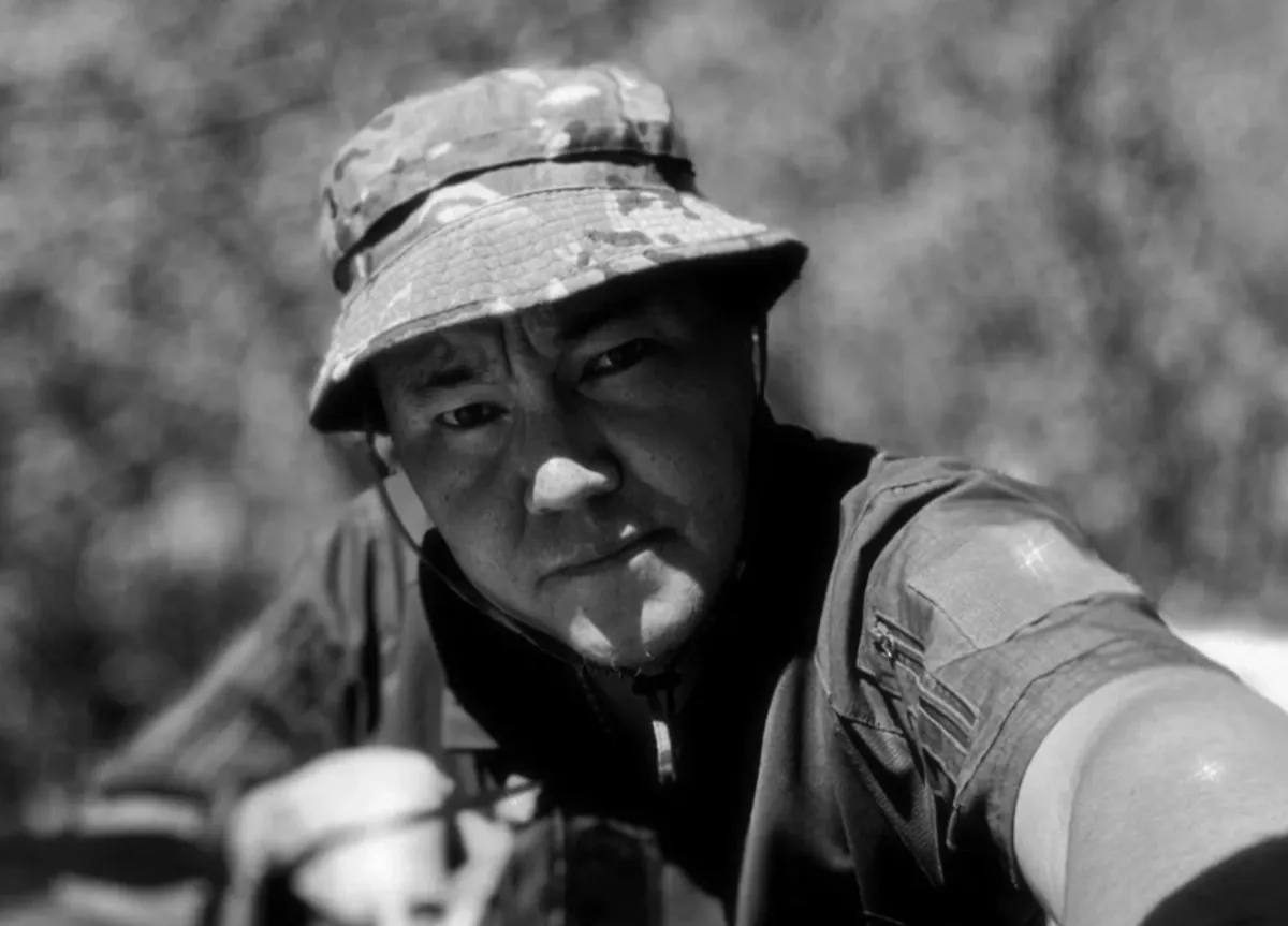 В Якутии учредят премию имени участника СВО журналиста НВК Саха Алексея Семёнова В ходе итоговой пресс конференции Айсен Николаев поддержал инициативу работников НВК Саха об учреждении премии Главы Республики Саха Якутия имени Алексея Семёнова С предложением об этом от имени коллектива компании к Айсену Николаеву обратился генеральный директор НВК Саха Олег Марков Я тоже знал Алексея Замечательный был журналист мы с ним встречались в зоне специальной военной операции Память об Алексее как и память обо всех наших ребятах которые погибли на специальной военной операции обязательно будет увековечена заявил Айсен Николаев Глава Якутии ответил что готов рассмотреть предложение и отметил что премия имени Алексея Семёнова может быть посвящена патриотическому воспитанию молодёжи Весной 2025 года журналист и телеведущий НВК Саха Алексей Семёнов погиб в зоне специальной военной операции при выполнении боевой задачи Он отправился служить добровольцем Алексей Семёнов был профессионалом своего дела человеком с активной гражданской позицией и в решающий момент сделал свой осознанный выбор встал на защиту Родины единаяроссия сахасирэ ольгабалабкина мыработаем россия якутия арктика экология арктическаяякутия Подписывайтесь на канал   t me balabkinaov