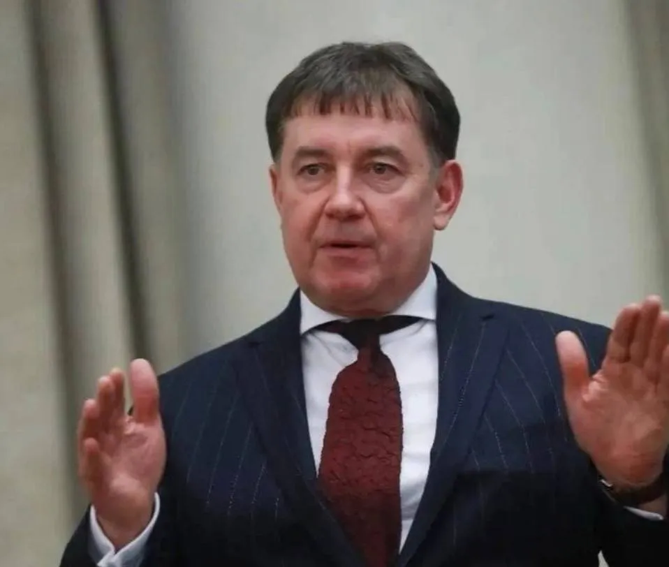 Бывшего краснодарского судью Момотова хотят лишить гарантий и неприкосновенности Высшая квалификационная коллегия судей 25 мая рассмотрит вопрос о прекращении отставки судьи Верховного суда России Виктора Момотова Это решение может лишить экс судью гарантий личной неприкосновенности а также материального и социального обеспечения которые полагаются судьям в отставке В сентябре 2025 года Момотов подал в отставку после того как Генпрокуратура подала к нему и аффилированным лицам иск об изъятии незаконно нажитого имущества Суд удовлетворил требования надзорного ведомства в доход государства перешли более 100 объектов недвижимости включая сеть бизнес отелей Marton земельные участки и другое имущество общей стоимостью не менее 9 млрд рублей Суд установил что бывший судья вопреки антикоррупционным запретам получал доход от бизнеса в особо крупном размере а также используя свои полномочия влиял на судейские решения и капитализацию активов Момотов отверг все претензии Генпрокуратуры и назвал данные из иска клеветой Он обжаловал решение суда но в апреле 2026 года Мосгорсуд утвердил решение о национализации его имущества и активов компаньонов Ранее 26 сентября 2025 года ВККС досрочно прекратила полномочия Момотова в Верховном суде 6 октября 2025 года Владимир Путин исключил его из состава президентской комиссии по предварительному рассмотрению вопросов назначения судей и прекращения их полномочий Краснодар Сегодня Телеграм ВСЁ оставайтесь на связи с нами в MAX   max ru krd 00
